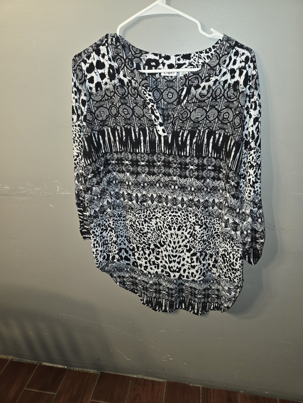 Source Unknown Black and White Printed Women's Blouse